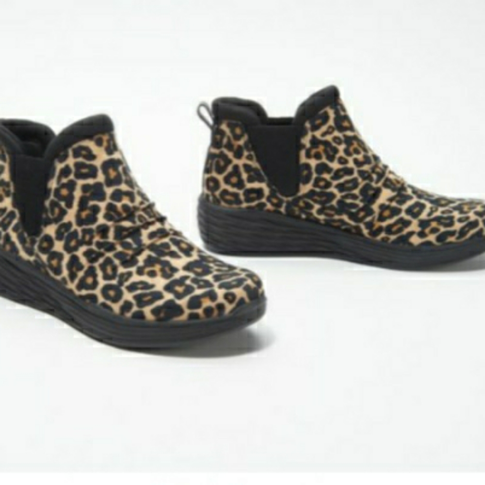 Water repellent wedge ankle boots